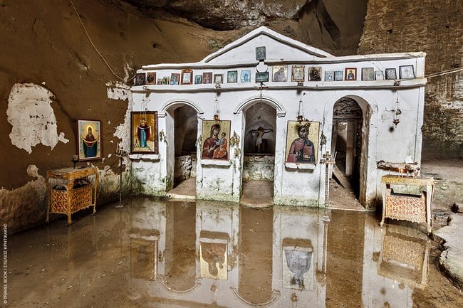 Ανάμεσα σε δυο βουνά στην Ηλεία υπάρχει ένα μοναστήρι με απίστευτη φυσική ομορφιά