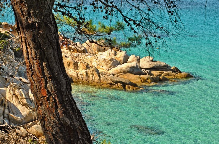 Η εξωτική παραλία της Χαλκιδικής με τα εντυπωσιακά λευκά βράχια και τα γαλαζοπράσινα νερά.
