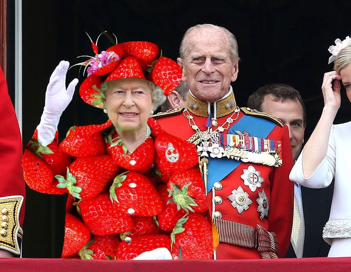 queen-elizabeth-green-screen-outfit-funny-photoshop-battle-50-575eab6518c68__700