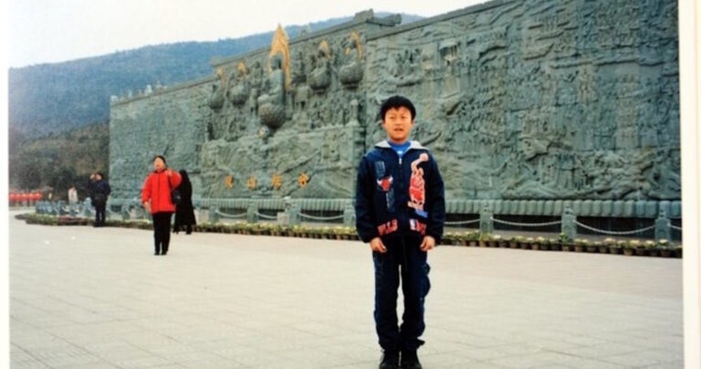 Κοιτούσε τις παλιές φωτογραφίες του συζύγου της. Αυτό που ανακάλυψε την άφησε άφωνη.