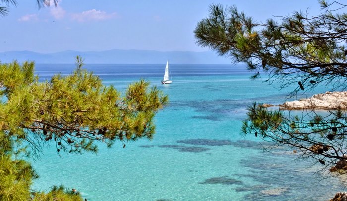 Η εξωτική παραλία της Χαλκιδικής με τα εντυπωσιακά λευκά βράχια και τα γαλαζοπράσινα νερά.