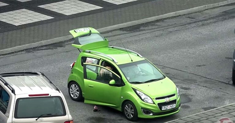 Αγόρασαν μια τεράστια τηλεόραση, αλλά δεν είχαν υπολογίσει μια μικρή λεπτομέρεια