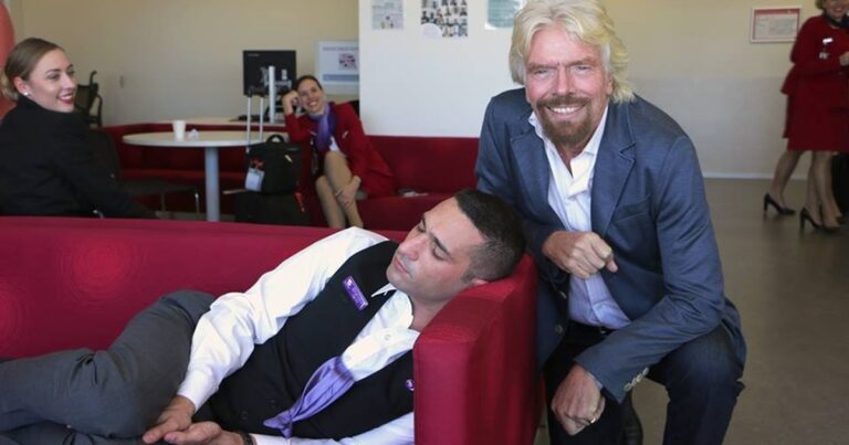 Η στιγμή που το ζάμπλουτο διάσημο αφεντικό σου σε πιάνει να κοιμάσαι στη δουλειά.