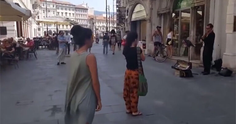 Ενθάρρυνε την κόρη του να χορέψει στη μελωδία ενός μουσικού του δρόμου και το αποτέλεσμα είναι μαγευτικό