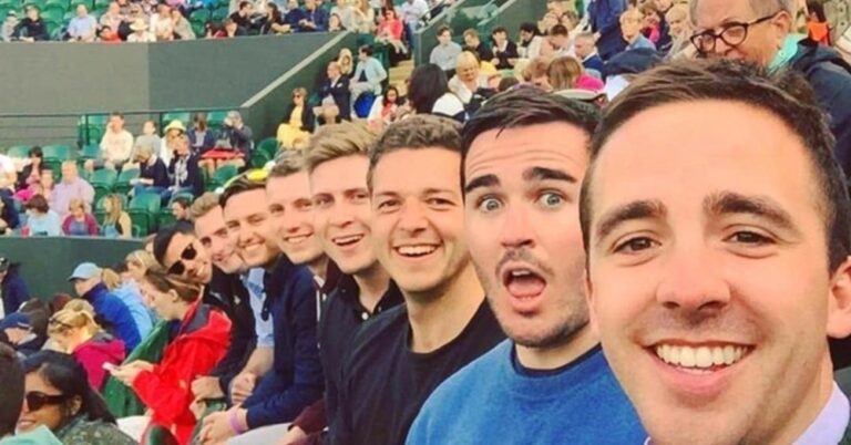 Έβγαλαν μια selfie με 8 κεφάλια στην σειρά αλλά το ιντερνέτ είχε άλλη γνώμη για αυτό.