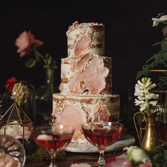 amethyst-geode-wedding-cake-trend-57834405bcb19__700