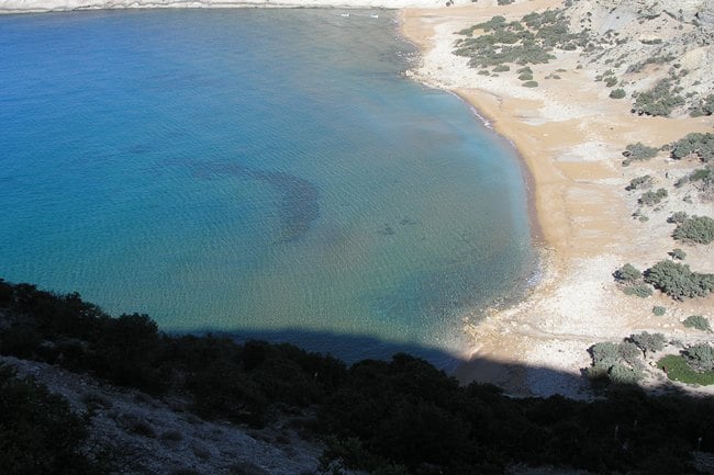 Το πανέμορφο, μικροσκοπικό νησί με την γιγάντια καρέκλα που γράφει "Χαμογελάστε, Χαλαρώστε".