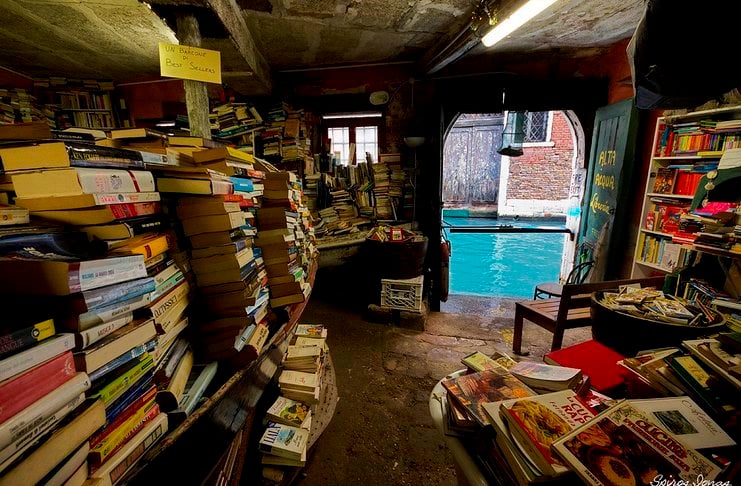 Υπάρχει ένα βιβλιοπωλείο στη Βενετία που μοιάζει σαν να βγήκε από παραμύθι!
