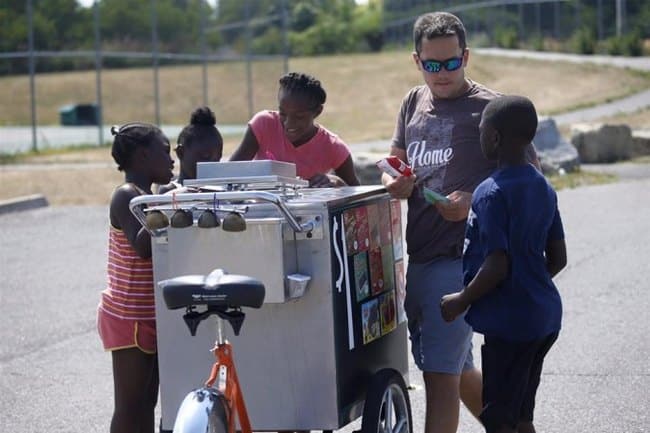 Ο Έλληνας που μοιράζει δωρεάν παγωτά στα φτωχά παιδάκια!