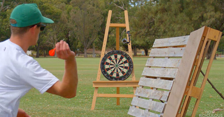 Ένα βίντεο γεμάτο απίθανα κόλπα με βελάκια
