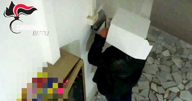 Δημόσιοι υπάλληλοι καμουφλάρονται με χαρτόκουτα για να χτυπήσουν την κάρτα συναδέλφων.