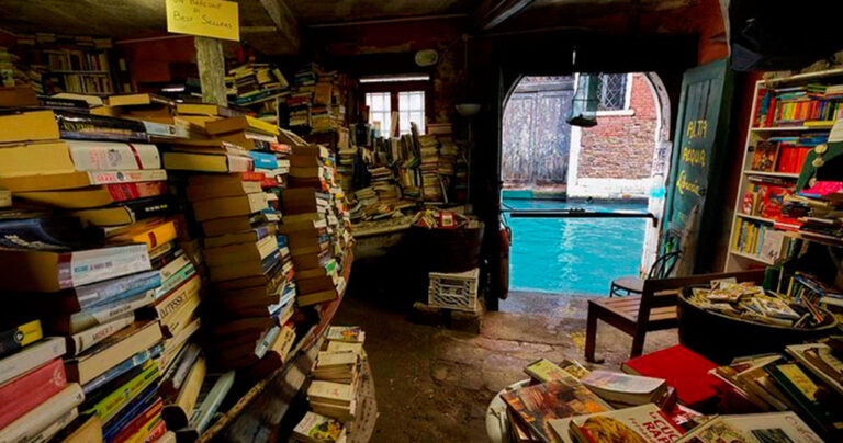 Υπάρχει ένα βιβλιοπωλείο στη Βενετία που μοιάζει σαν να βγήκε από παραμύθι!