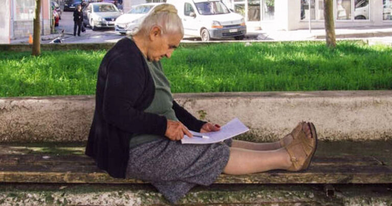 Με άριστα 19,6 πήρε το απολυτήριο της 82χρονη στην Κοζάνη!