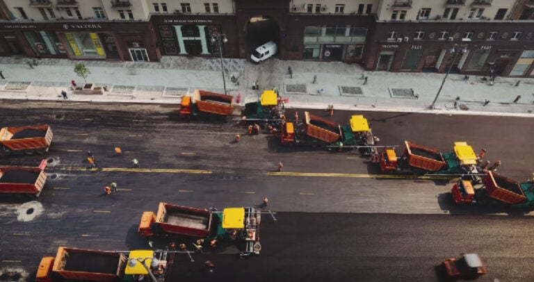 Έτσι στρώνουν τους δρόμους στη Ρωσία και μάλιστα σε χρόνο μηδέν.