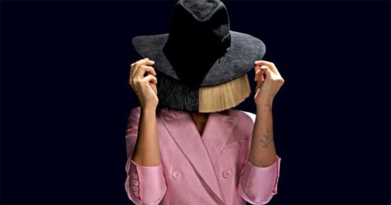 Η Sia δείχνει κατά λάθος το πρόσωπό της κατά την διάρκεια μιας συναυλίας.