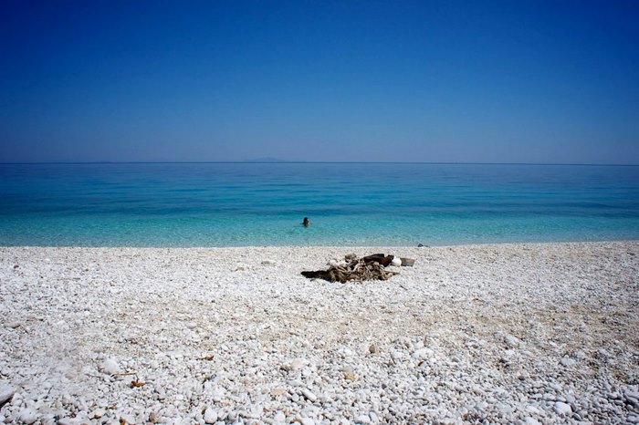 Αυτή είναι η ωραιότερη «κρυμμένη» παραλία της Ελλάδας!