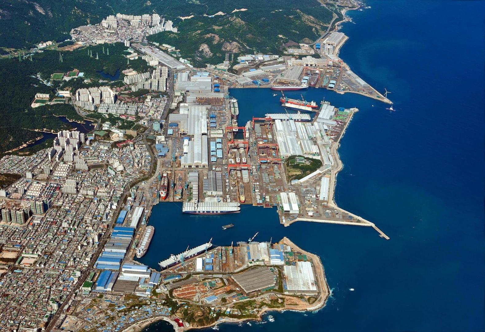 Hyundai-Heavy-Industries-shipyard-in-Ulsan-South-Korea-the-largest-in-the-world-