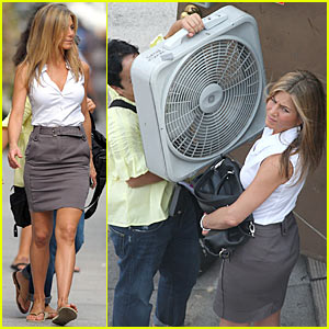 jennifer-aniston-assistant-holding-fan