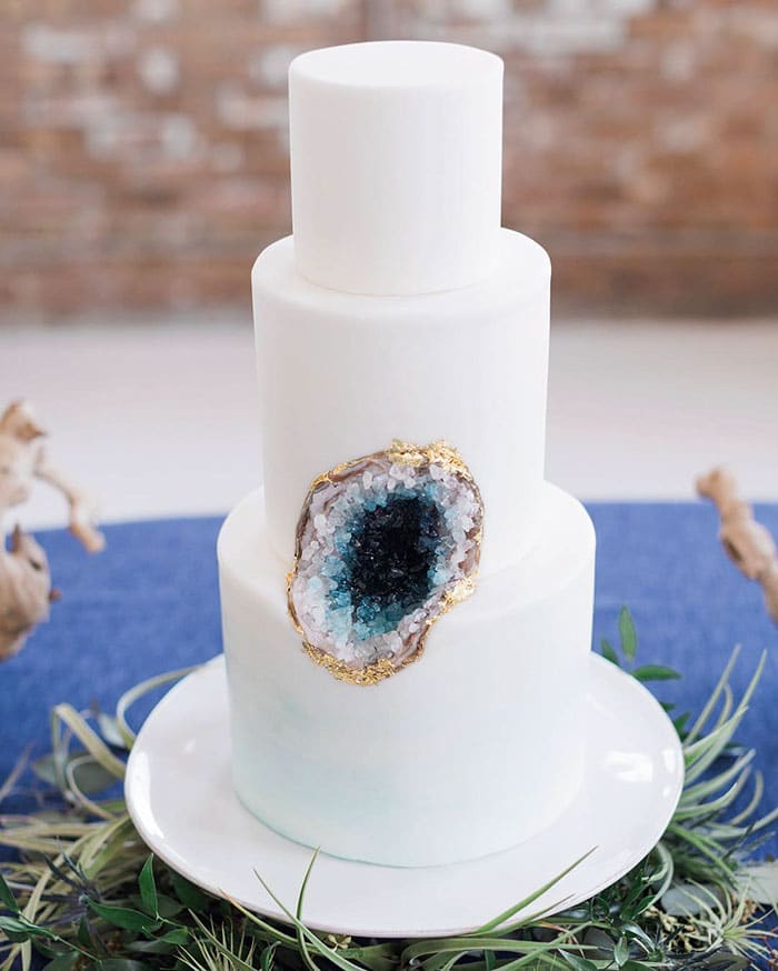 amethyst-geode-wedding-cake-trend-24-57833e3aa3205__700