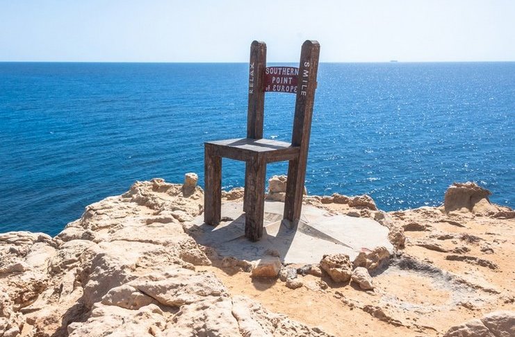 Το πανέμορφο, μικροσκοπικό νησί με την γιγάντια καρέκλα που γράφει "Χαμογελάστε, Χαλαρώστε".