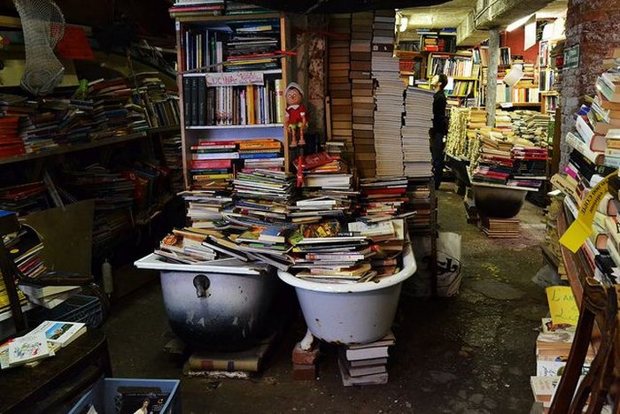 Υπάρχει ένα βιβλιοπωλείο στη Βενετία που μοιάζει σαν να βγήκε από παραμύθι!