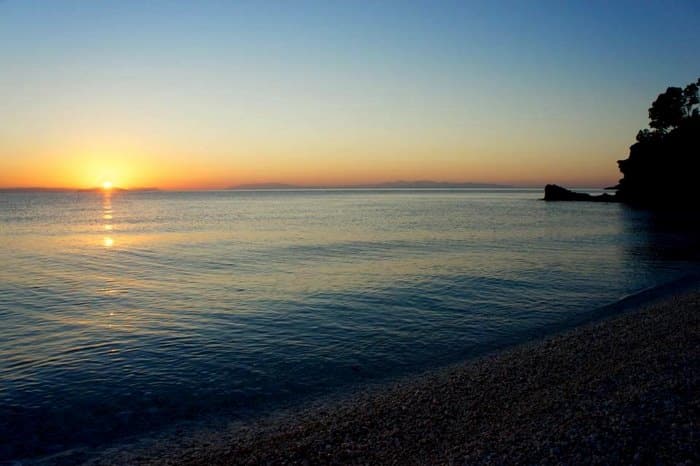 Αυτή είναι η ωραιότερη «κρυμμένη» παραλία της Ελλάδας!