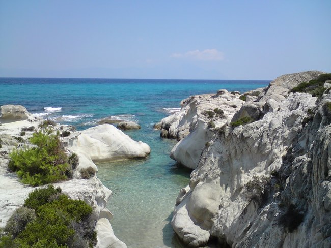 Το πανέμορφο, μικροσκοπικό νησί με την γιγάντια καρέκλα που γράφει "Χαμογελάστε, Χαλαρώστε".