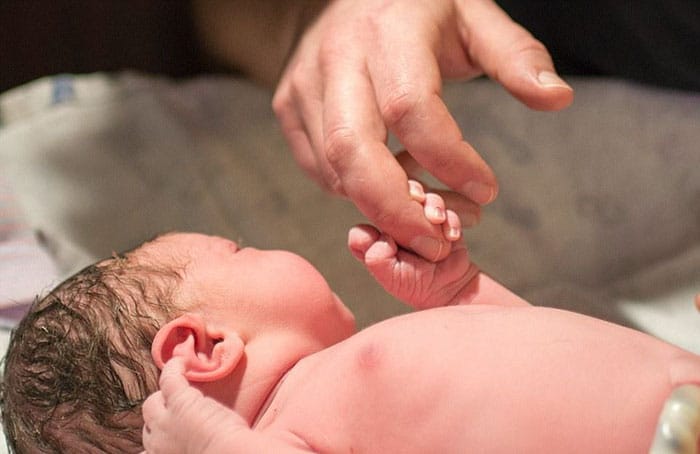 mother-photographs-her-child-birth-labour-lisa-robinson-16