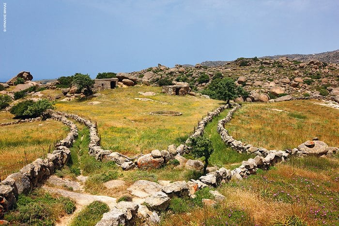 Το νησί των Κυκλάδων με τους χιλιάδες μυστηριώδεις γρανιτένιους ογκόλιθους. Σεληνιακό τοπίο γεμάτο θρύλους και δοξασίες