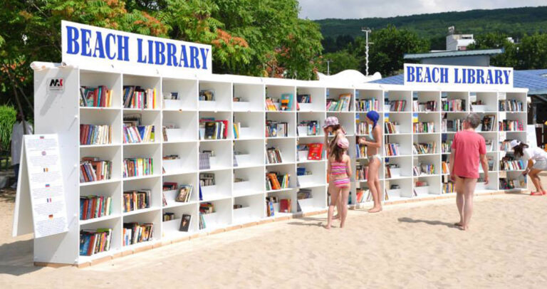 Αυτή η υπέροχη βιβλιοθήκη βρίσκεται πάνω σε μια παραλία της Βουλγαρίας.