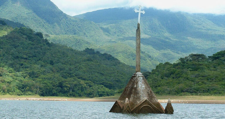 Eκκλησία αναδύθηκε από το νερό μετά από 30 ολόκληρα χρόνια.