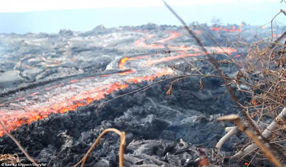 369136BD00000578-3706285-Visitors_can_view_the_lava_flow_at_the_Kalapana_Lava_Viewing_Are-m-31_1469412001685