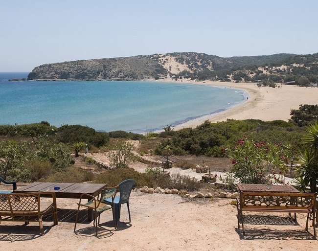 Το πανέμορφο, μικροσκοπικό νησί με την γιγάντια καρέκλα που γράφει "Χαμογελάστε, Χαλαρώστε".