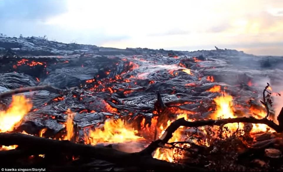 369136C800000578-3706285-Lava_from_Kilauea_advanced_along_the_flatter_coastal_plain_a_lit-m-30_1469411986999