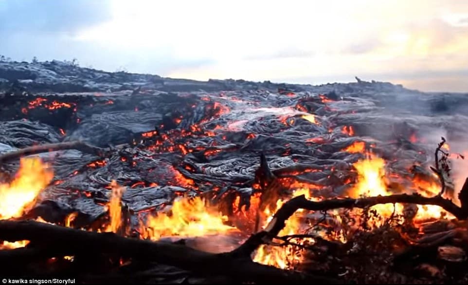 369136C800000578-3706285-Lava_from_Kilauea_advanced_along_the_flatter_coastal_plain_a_lit-m-30_1469411986999