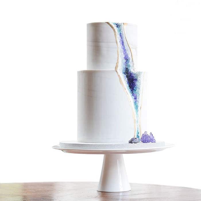 amethyst-geode-wedding-cake-trend-16-57833e29eaab4__700