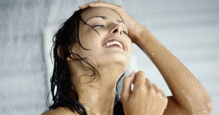 Ντους το πρωί ή το βράδυ; Τι οφέλη έχει κάθε περίπτωση