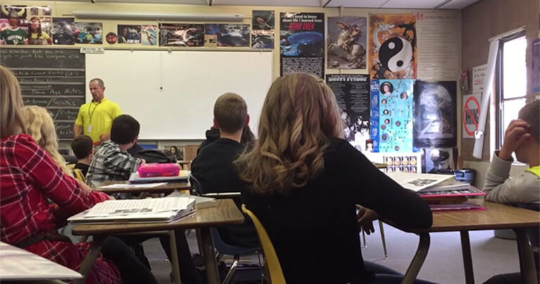 Δάσκαλος κάνει μάθημα για τις πυρκαγιές και ξαφνικά κάνει το αναπάντεχο