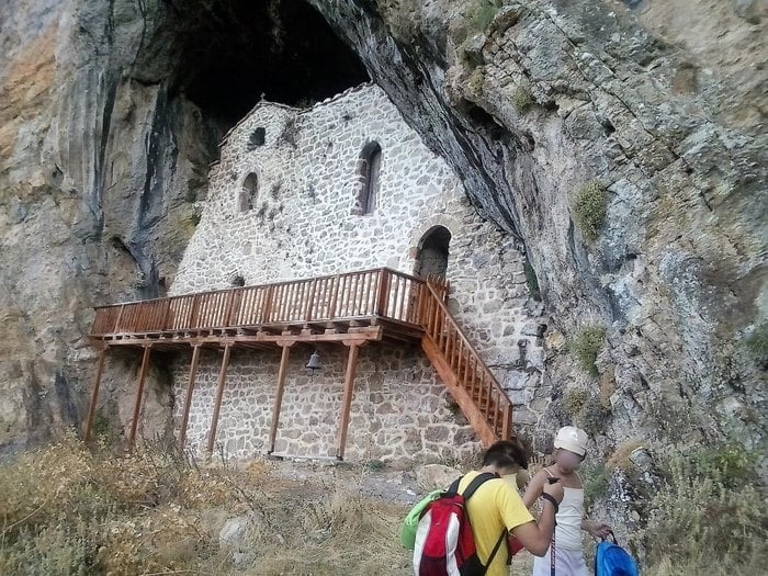 Στην Αμφίκλεια μέσα σε μια σπηλιά βρίσκεται χτισμένο ένα παμπάλαιο εκκλησάκι!