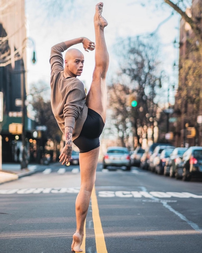 urban-ballet-dancers-new-york-streets-omar-robles-29-57b30e873d67f__700