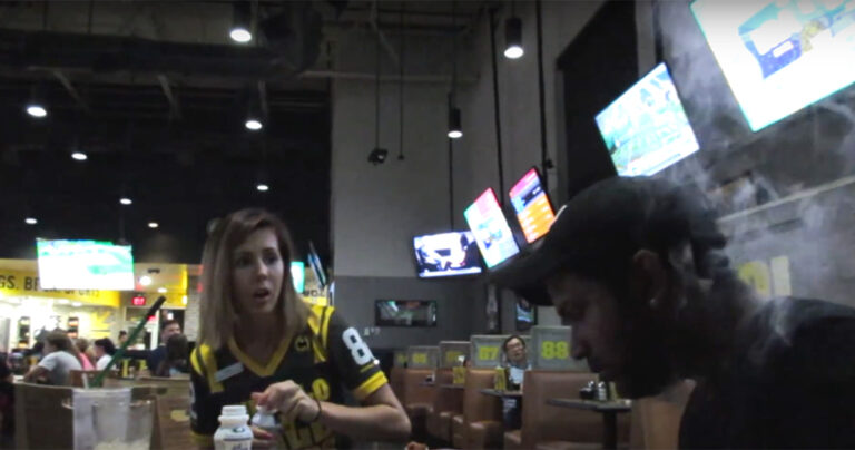 Φαρσέρ βγάζει καπνούς τρώγοντας καυτερές φτερούγες