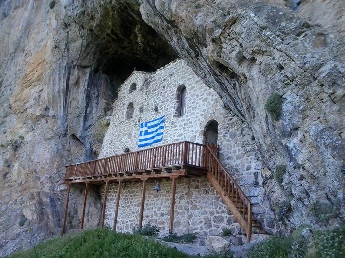 Στην Αμφίκλεια μέσα σε μια σπηλιά βρίσκεται χτισμένο ένα παμπάλαιο εκκλησάκι!