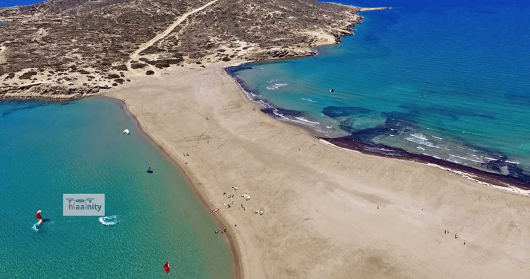 Το νησί στο Αιγαίο που το καλοκαίρι ενώνεται με την στεριά με μια λωρίδα χρυσής άμμου.