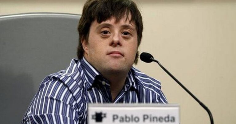 Ο πρώτος πτυχιούχος Πανεπιστημίου με σύνδρομο Down, μιλάει για την «καθυστερημένη» κοινωνία.