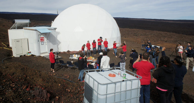 Έμειναν για 365 μέρες μέσα σε ένα θόλο της NASA που ήταν ένα πείραμα για αποστολή στον Άρη.
