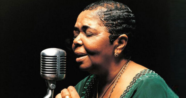 Σεζάρια Εβόρα: Η ξυπόλυτη τραγουδίστρια της εξωτικής θλίψης.