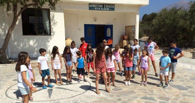 Το καλοκαιρινό σχολειό ενός «αντάρτη» παπά στην Κάρπαθο.