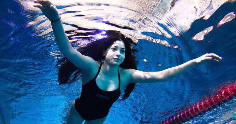 Στα ημιτελικά η Σύρια πρόσφυγας που πέρασε κολυμπώντας από την Τουρκία στη Λέσβο.