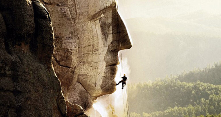 O καθαριστής πολιτιστικών μνημείων που ρισκάρει την ζωή του καθημερινά για τον πολιτισμό.