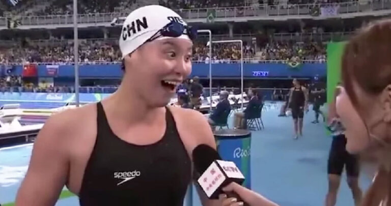 Κολυμβήτρια από την Κίνα κέρδισε μετάλλιο και δεν το κατάλαβε μέχρι που της το είπε η δημοσιογράφος.